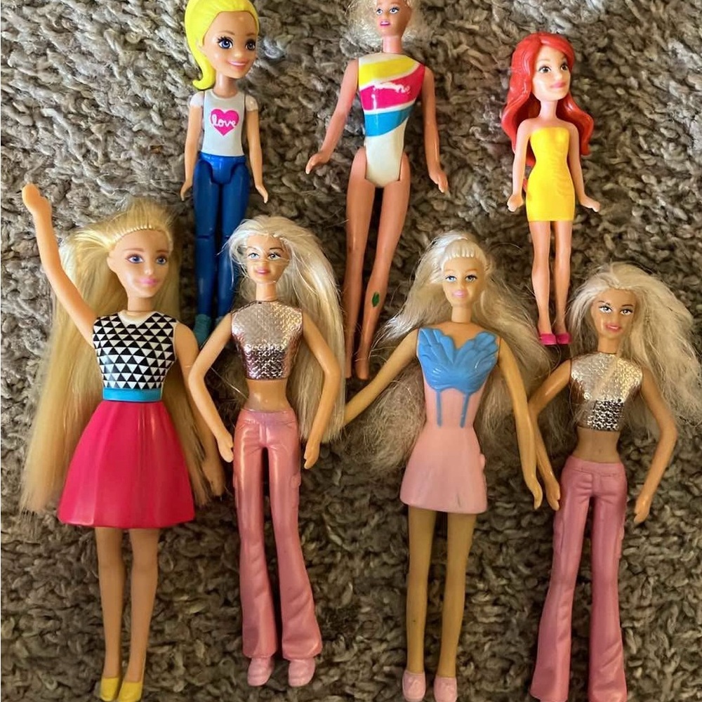 Set of (7) mini Barbie figures